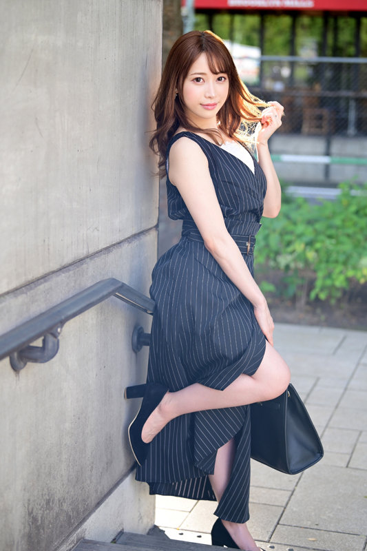 「【素人人妻】巨乳巨尻の元アイドル奥様が濃厚ハメ撮りで中出し懇願する不倫映像」のサムネイル