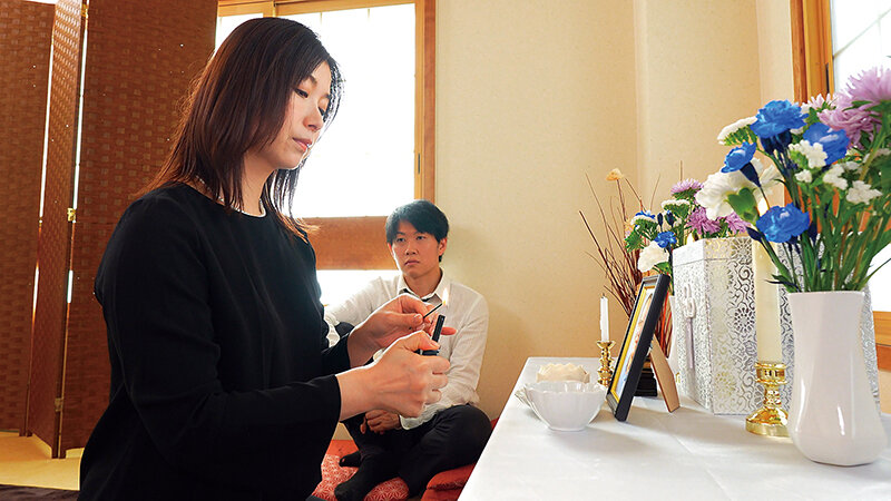 「加藤ツバキ｜未亡人義母が義息子と3Pで禁断の近親相姦に溺れる夜」のサンプル画像5枚目