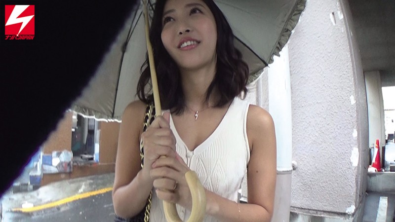 「【素人人妻】美人セレブ妻をナンパしてハメ撮り中出し！即尺フェラする都合のいい絶倫ビッチ妻」のサムネイル