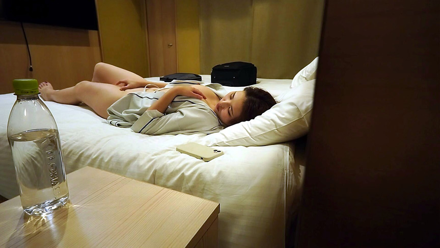 「【素人OL】ビジネスホテルで無防備オナニーを覗き見！巨乳美女の秘密の自慰行為【盗撮風】」のサンプル画像7枚目