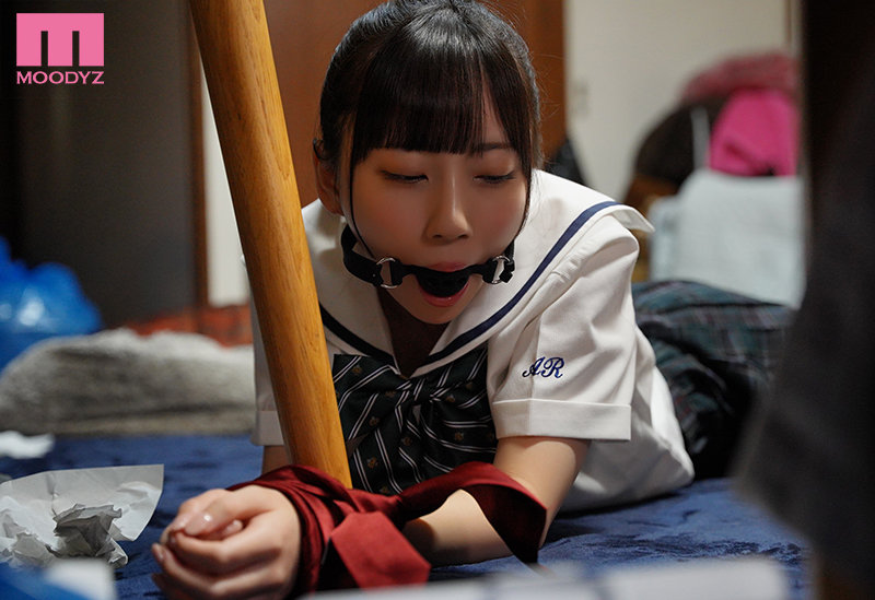 「七沢みあが監禁されイラマチオ&失禁!美少女が汗だく調教される3日間の記録」のサムネイル