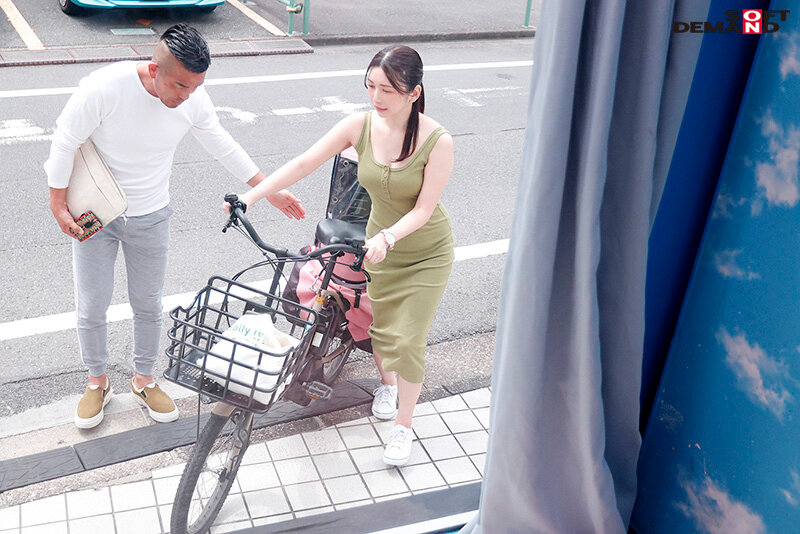 「【人妻ナンパ】マジックミラー号で若妻が電マ責めに潮吹き絶頂!着衣のまま中出しされる無防備妻」のサンプル画像5枚目