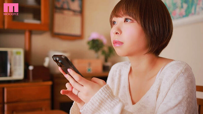 「宍戸里帆が魅せる巨乳人妻の3P・4P辱めプレイ!敏感乳首でガニ股絶頂する熟女妻」のサンプル画像1枚目