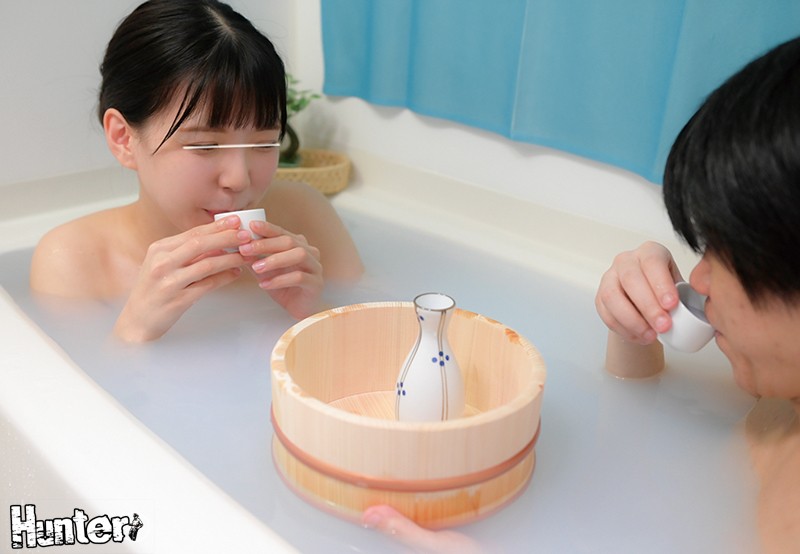 「【素人】幼馴染と自宅風呂で混浴！手コキ・フェラから興奮のバック中出しまで濃厚プレイ」のサンプル画像4枚目