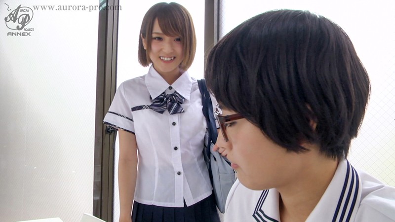 「椎名そら×向井藍が魅せる女子校生レズキス&顔射プレイ!背徳の辱め調教動画」のサンプル画像1枚目