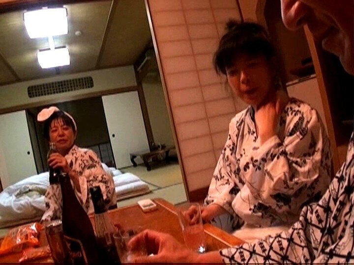 「【人妻】不倫旅行で乱交プレイに溺れる美人妻の秘密の温泉旅行【主婦・高画質リマスター】」のサンプル画像16枚目