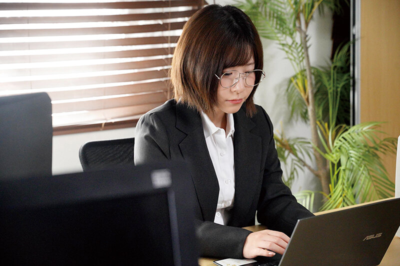 「沙月恵奈が魅せるむっつり地味メガネOLの恥じらいアヘ顔絶頂セラピー体験」のサンプル画像2枚目