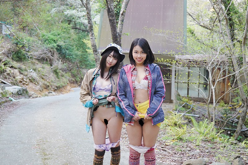 「野外露出レズビアン｜美女たちの大胆キス＆濃厚レズプレイを屋外で披露する興奮映像」のサンプル画像3枚目