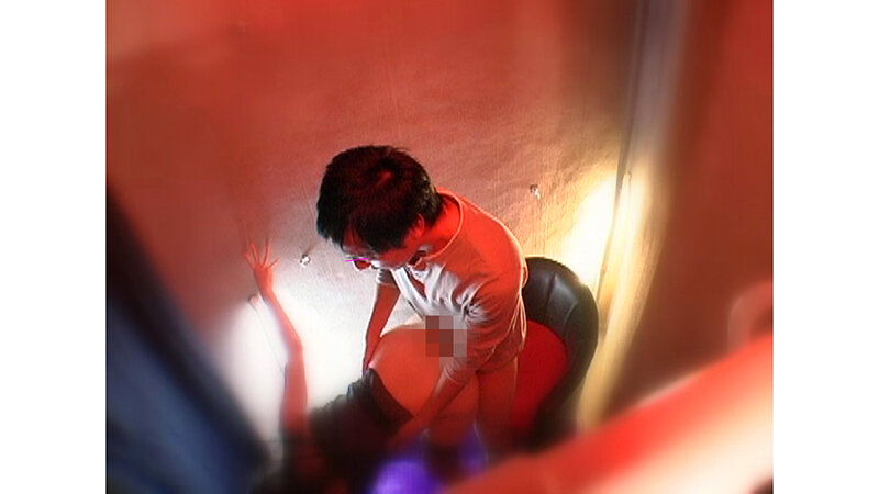 「キャバ嬢の秘密を盗撮！風俗嬢の個室密会をのぞき見する舞台裏映像【素人流出】」のサンプル画像16枚目