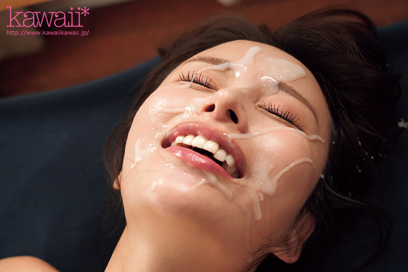 「ひなたなつ・伊藤舞雪ら美少女24人が制服姿で大量顔射157発!スレンダー女優の顔にザーメンぶっかけ」のサンプル画像4枚目