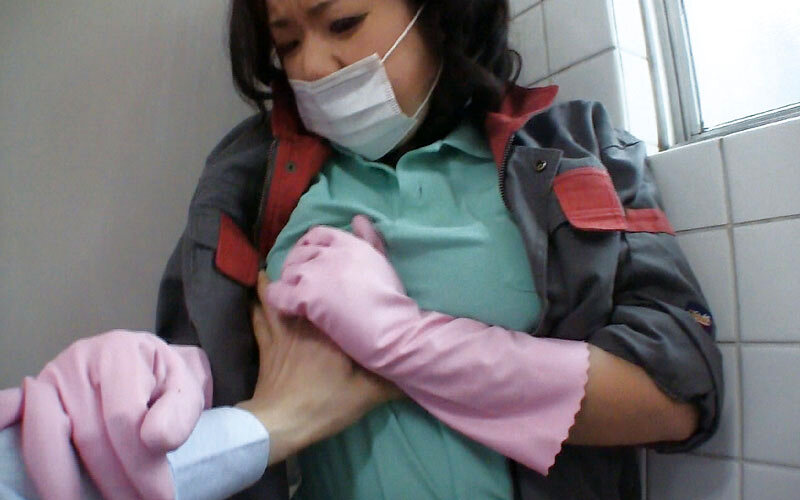 「【素人熟女】掃除婦の人妻おばさんに勃起を見せて手コキをお願いした結果【尻フェチ】4時間」のサンプル画像15枚目