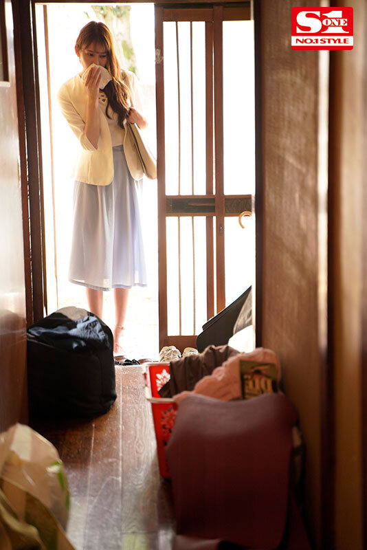 「楓ふうあ 新任女教師がゴミ屋敷で3P・4Pに巻き込まれる スレンダー美脚の脚フェチ作品」のサムネイル