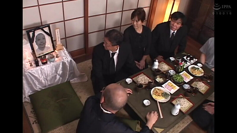 「昭和猥褻エロ映画館2 息子達に中出し許す切ない祖母や母に叔母」のサンプル画像1枚目