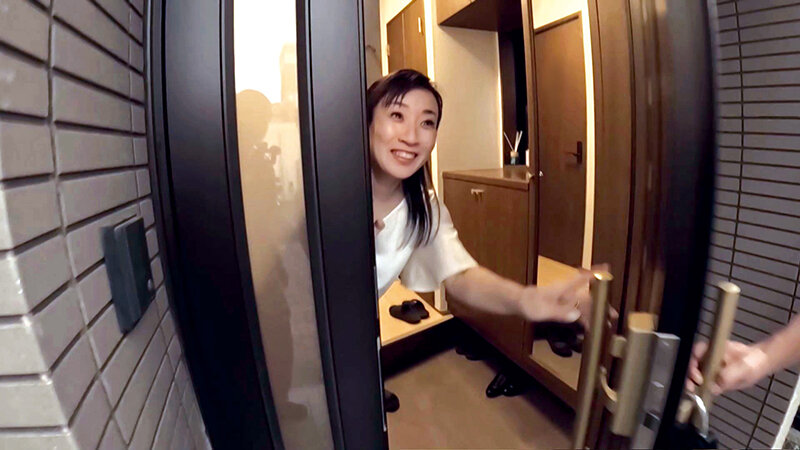 「【美原すみれ】巨乳人妻が羞恥プレイで乱れる!夫の留守中に中出しされる熟女妻の背徳セックス」のサムネイル