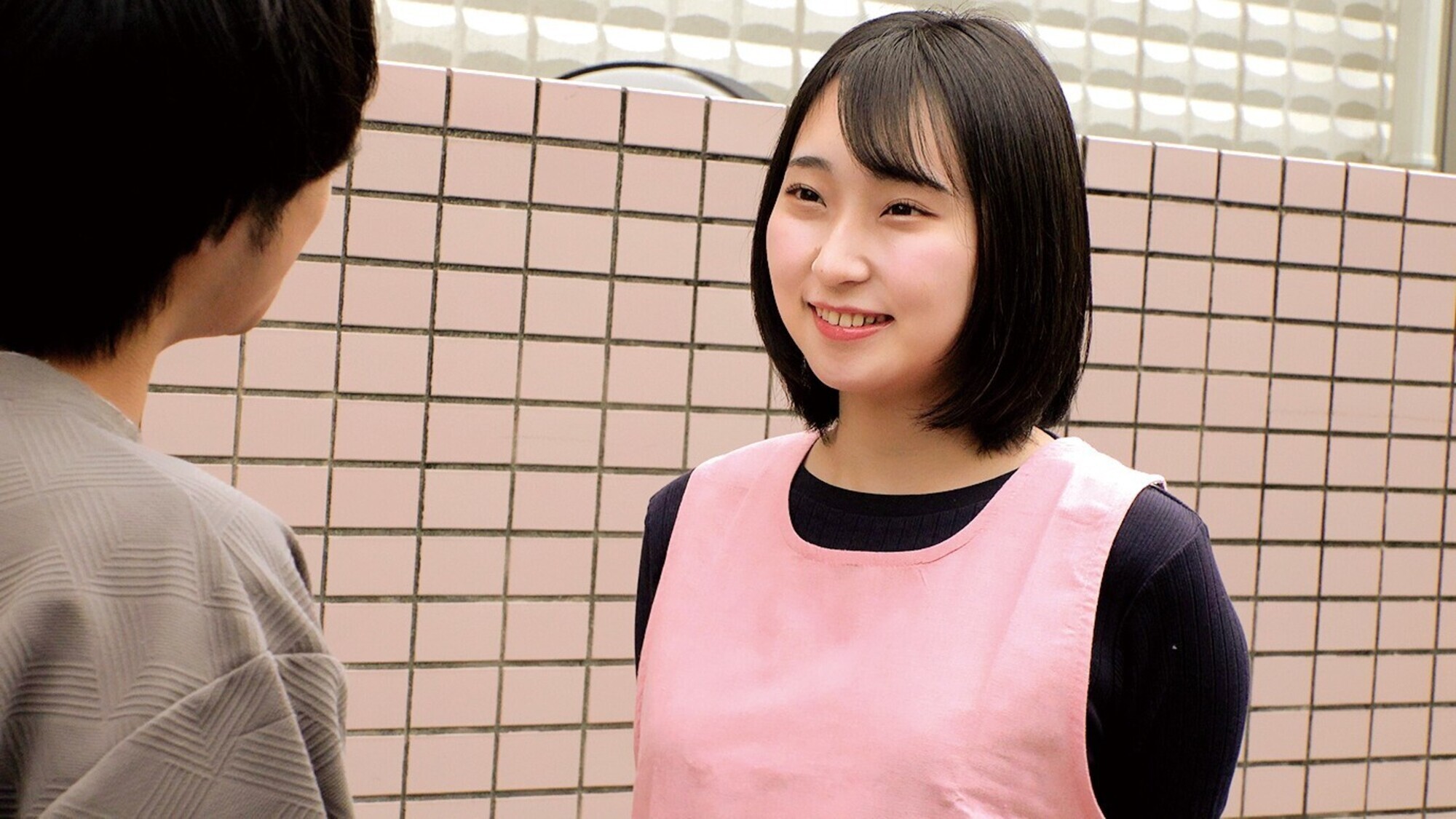 「現役保育士さんが童貞君に母性溢れるご奉仕フェラ&ふんわりおっぱいでの授乳手コキ!裸エプロン姿で生チン挿入で筆おろしセックス!何度も気持ちよくしてくれる天使にたっぷり連続中出し!!」のサムネイル