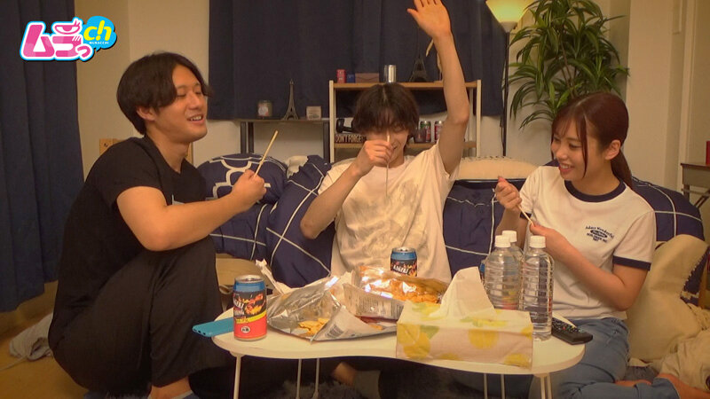 「有栖舞衣が王様ゲームで流されるギャル女子大生！美乳素人の盗撮・のぞき映像」のサンプル画像20枚目