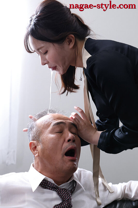 「幾野まち｜スレンダー女上司とお爺ちゃんの禁断オフィスラブ｜年下上司との秘密の関係」のサンプル画像10枚目