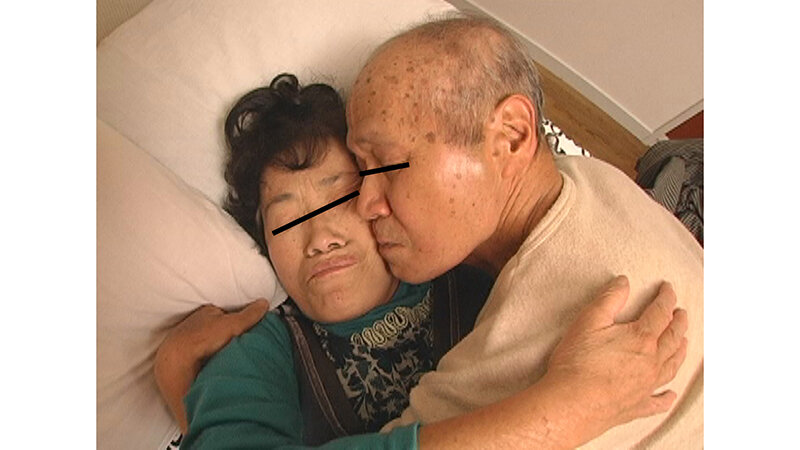 「【熟女】世代を超えた濃厚交尾！クンニ・騎乗位・バックで乱れる美熟女の本気セックス」のサンプル画像17枚目