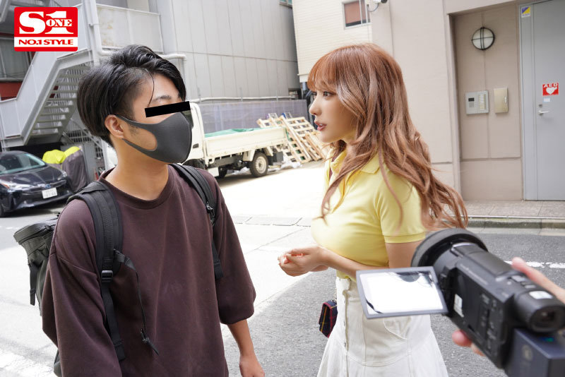 「小宵こなんが逆ナンで魅せる巨乳パイズリ&騎乗位フェラテク!素人を虜にする痴女プレイ」のサムネイル