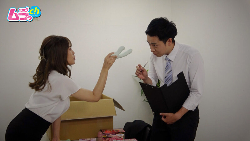 「【広瀬結香】巨乳熟女上司に弄ばれる素人社員を盗撮・のぞき！アダルトグッズ会社の実態」のサンプル画像2枚目