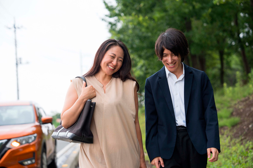 「【佐久間楓】欲求不満な熟女人妻が教え子と禁断関係に溺れる背徳セックス」のサムネイル