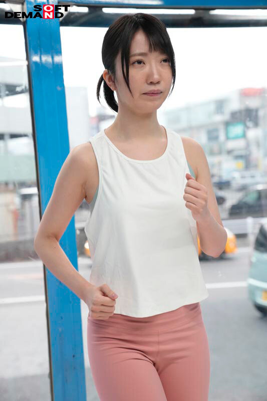 「【素人】美人ジョガーが汗だくで羞恥フェラ！マジックミラー号でナンパされたアラサー美女の本気映像」のサンプル画像18枚目