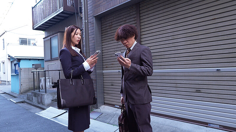 「水端あさみのフェラが凄い！巨乳スレンダー痴女上司がパイパンで誘惑する相部屋NTR作品」のサンプル画像4枚目