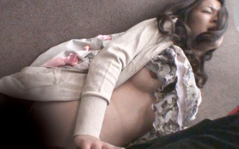 「【素人人妻】近所の熟女奥さんにイタズラぶっかけ！興奮の4時間スペシャル」のサンプル画像7枚目