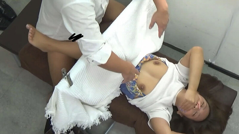 「【素人人妻】美乳パイパン妻が悪徳医師に電マ責め＆中出しされる衝撃ドキュメント20人」のサンプル画像9枚目