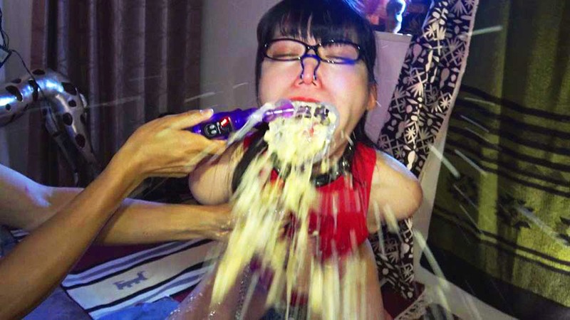 「広瀬ちひろのイラマチオ調教動画｜過激なゲロプレイに悶えるマゾ女優の本気映像」のサンプル画像17枚目