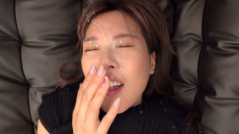 「【素人人妻】センズリ鑑賞で興奮した熟女妻に手コキ奉仕させて顔射ぶっかけする羞恥プレイ」のサンプル画像14枚目