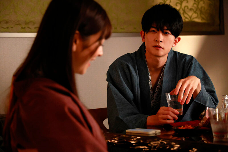 「藤井レイラの巨乳が揺れるカップル密着シーン|話題作『サシカエ。』完全レビュー」のサンプル画像4枚目