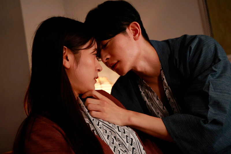 「藤井レイラの巨乳が揺れるカップル密着シーン|話題作『サシカエ。』完全レビュー」のサンプル画像5枚目