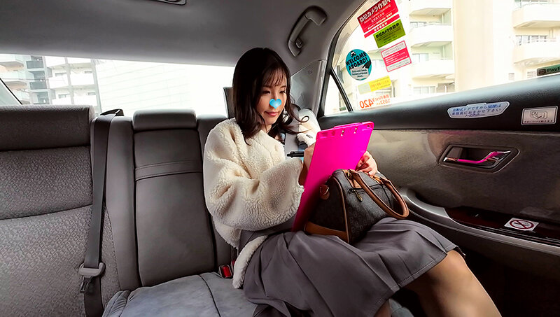 「サトウアカリ 超乳ぽっちゃり素人が密室タクシーで中出しされる濃厚プレイ」のサンプル画像3枚目