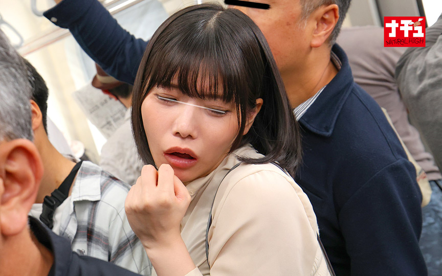 「【痴漢】彼氏の横で声を我慢しながら感じまくる巨乳M女の隠れエロ顔が興奮必至」のサンプル画像3枚目