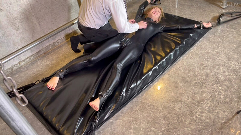 「有賀みなほが挑む拘束くすぐりSM拷問｜お姉さん系女優の限界プレイ動画」のサンプル画像1枚目