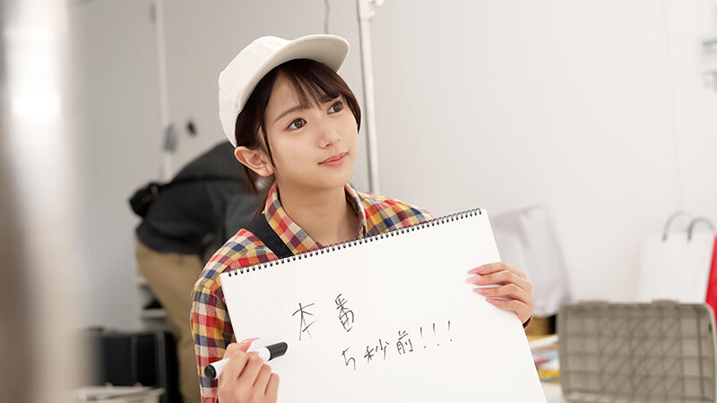 「【女子アナ】生放送中にバイブ責めでアクメ潮吹き！新人アナウンサーが絶頂に耐える羞恥プレイ」のサムネイル