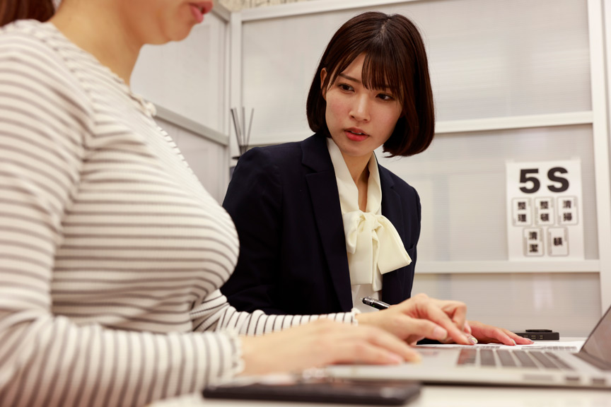 「宮城りえの貧乳育乳エステ体験！敏感乳首で思わず絶頂してしまう施術動画」のサムネイル