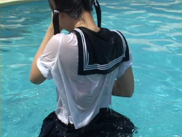 「【セーラー服】濡れ透けフェチ必見！制服JKの恥じらい姿がエロ可愛い人気動画」のサンプル画像4枚目