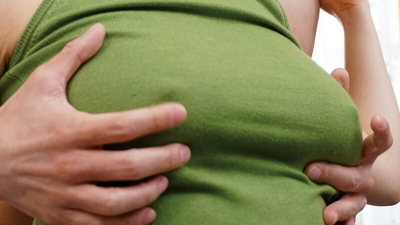 「【熟女・人妻】巨乳ノーブラニットで乳首ポッチン！隣の爆乳奥さん33人の密着誘惑8時間」のサンプル画像6枚目