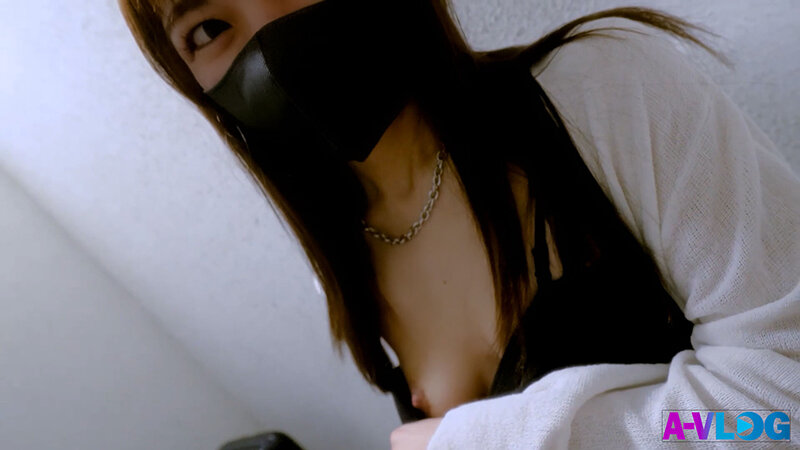 「【素人女子大生】コスプレ美女とカーセックス中出し!今どき女子の本音の恋愛事情を暴露」のサンプル画像1枚目