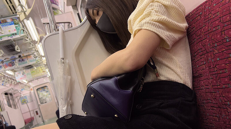 「【素人】巨乳美女を狙った盗撮映像から中出しまで収録した追跡ドキュメント4名分」のサンプル画像4枚目