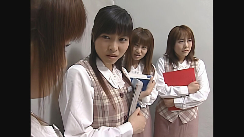 「【デヴィ・小泉キラリ・新山愛里・松坂樹梨】美女4人との3P・4P中出しプレイ！辱め銀行強盗作品」のサンプル画像1枚目