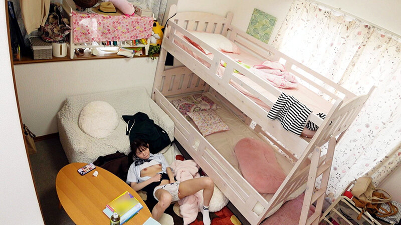 「素人女子校生の覚えたてオナニー盗撮！制服姿の貧乳美少女が指マンで感じる一人エッチ」のサンプル画像6枚目