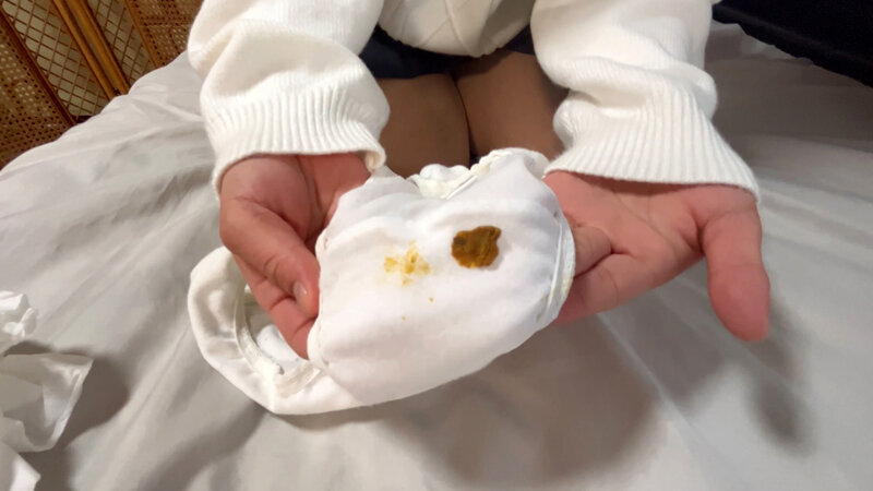 「谷村優希の放尿・お漏らし＆脱糞プレイ動画｜野球部マネージャー風美女の恥じらい排泄」のサンプル画像14枚目