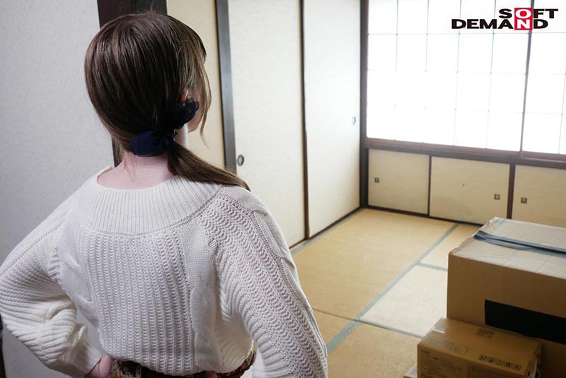 「白人女優ジューン・ラブジョイが魅せる異物挿入＆放尿プレイ｜事故物件で繰り広げる禁断の情事」のサンプル画像5枚目