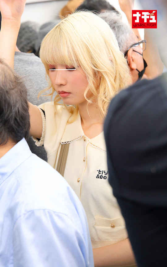 「金髪オルチャンメイク美少女が痴漢プレイで羞恥責め！抵抗する生意気女子の感じる姿がエロい」のサムネイル