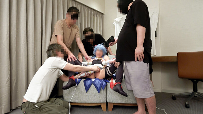 「【グラビアアイドル】巨乳コスプレ美女の6P乱交中出しSEX！デビュー前の秘蔵映像2本立てSP」のサンプル画像4枚目