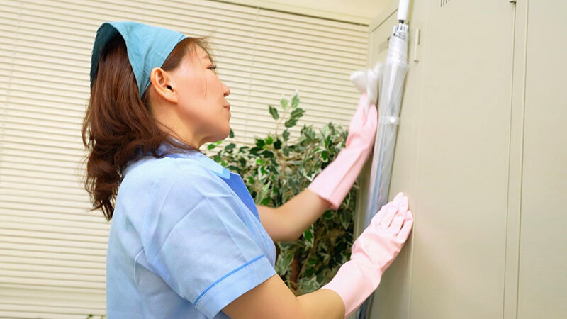 「熟女人妻清掃員が業務中にオナニー＆中出しされる姿がエロすぎる素人動画」のサンプル画像9枚目