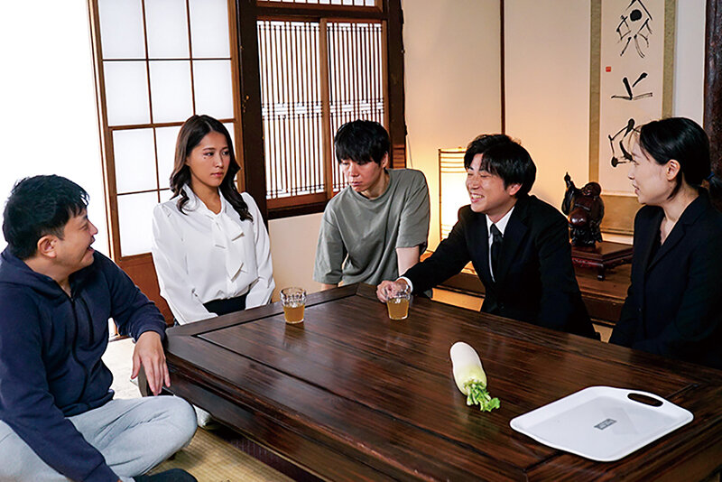 「通野未帆が和服姿で寝取られる人妻NTR作品｜田舎の巨根男たちと3Pで乱れる法事の夜」のサンプル画像3枚目